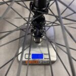 Cerchio spacecarbon appoggiato su una bilancia che pesa 1169gr