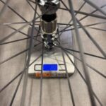 Cerchio spacecarbon peso appoggiato su una bilancia che pesa 1212gr