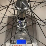 Ruota WS ROAD + SpaceHub Ceramic - 1164gr appoggiato su una bilancia